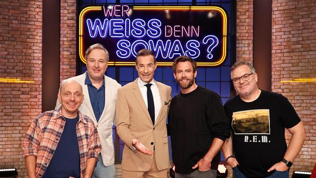 Moderator Kai Pflaume und seine Rateteam-Kapitäne Bernhard Hoëcker und Elton begrüßen in dieser Sendung den Schauspieler Stephan Grossmann und den Schauspieler Ken Duken.