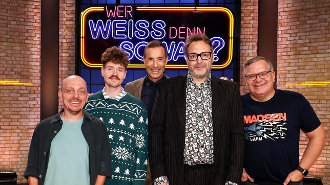 Bild: ARD/Morris Mac Matzen Moderator Kai Pflaume und seine Rateteam-Kapitäne Bernhard Hoëcker und Elton begrüßen in dieser Sendung den österreichischen Kabarettist Benedikt Mitmannsgruber und den Comedian Paul Panzer.