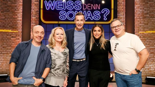 Bild: ARD/Morris Mac Matzen Moderator Kai Pflaume und seine Rateteam-Kapitäne Bernhard Hoëcker und Elton begrüßen in dieser Sendung die Schlagersängerin Nicole und die Rapperin Sabrina Setlur.