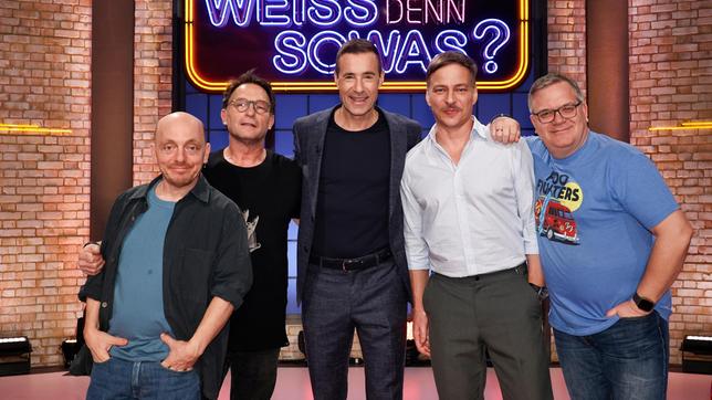 Bild: ARD/Morris Mac Matzen Moderator Kai Pflaume und seine Rateteam-Kapitäne Bernhard Hoëcker und Elton begrüßen in dieser Sendung den Schauspieler Thomas Kretschmann und den Schauspieler Tom Wlaschiha.