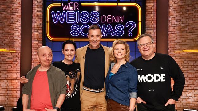 Bild: ARD/Morris Mac Matzen Moderator Kai Pflaume und seine Rateteam-Kapitäne Bernhard Hoëcker und Elton begrüßen in dieser Sendung die Moderatorin und Schauspielerin Désirée Nosbusch und die Schauspielerin Annette Frier.