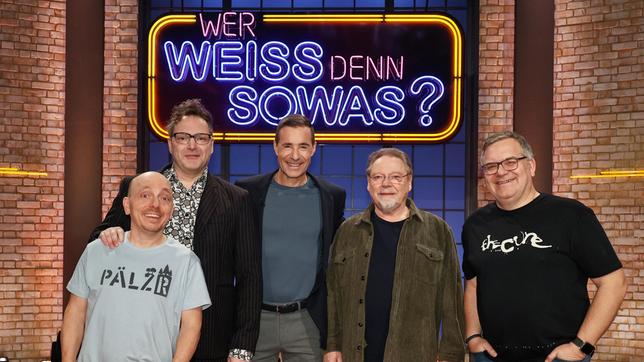 Moderator Kai Pflaume und seine Rateteam-Kapitäne Bernhard Hoëcker und Elton begrüßen in dieser Sendung den Comedian Paul Panzer und den Komiker und Musiker, Jürgen von der Lippe.