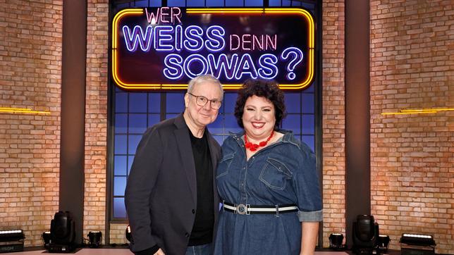 Bild: ARD/Morris Mac Matzen Moderator Kai Pflaume und seine Rateteam-Kapitäne Bernhard Hoëcker und Elton begrüßen in dieser Sendung den Schauspieler Joachim Kroll und die Moderatorin und Comedian Meltem Kaptan.