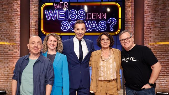 Bild: ARD/Morris Mac Matzen Moderator Kai Pflaume und seine Rateteam-Kapitäne Bernhard Hoëcker und Elton begrüßen in dieser Sendung die Schauspielerin Cornelia Gröschel und die Schauspielerin Ulrike Folkerts.