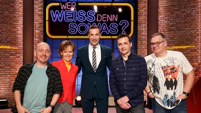 Bild: ARD/Morris Mac Matzen Moderator Kai Pflaume und seine Rateteam-Kapitäne Bernhard Hoëcker und Elton begrüßen in dieser Sendung die Meteorologin und Fernsehmoderatorin Dr. Katja Horneffer und den Moderator und Meteorologen Donald Bäcker.