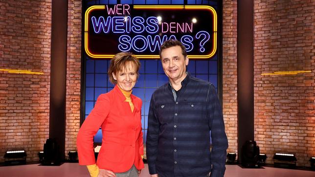 Bild: ARD/Morris Mac Matzen Moderator Kai Pflaume und seine Rateteam-Kapitäne Bernhard Hoëcker und Elton begrüßen in dieser Sendung die Meteorologin und Fernsehmoderatorin Dr. Katja Horneffer und den Moderator und Meteorologen Donald Bäcker.