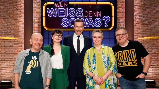 Bild: ARD/Morris Mac Matzen Moderator Kai Pflaume und seine Rateteam-Kapitäne Bernhard Hoëcker und Elton begrüßen in dieser Sendung die Quizspielerin und Lektorin Annegret Schenkel und die Quizspielerin Adriane Rickel.