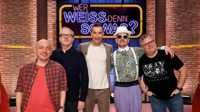 Bild: ARD/Morris Mac Matzen Moderator Kai Pflaume und seine Rateteam-Kapitäne Bernhard Hoëcker und Elton begrüßen in dieser Sendung den Schauspieler und Komiker Olli Dittrich und den Musiker Jan Delay.