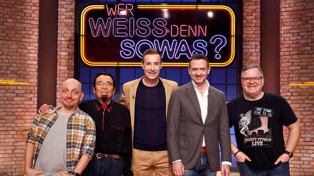 Bild: ARD/Morris Mac Matzen Moderator Kai Pflaume und seine Rateteam-Kapitäne Bernhard Hoëcker und Elton begrüßen in dieser Sendung den Musiker und Trompeter Walter Scholz und den Musiker und Trompeter Till Brönner.