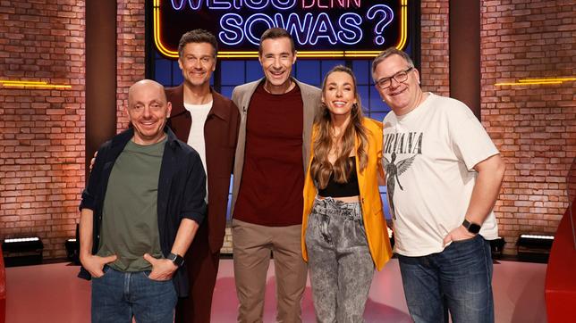 Bild: ARD/Morris Mac Matzen Moderator Kai Pflaume und seine Rateteam-Kapitäne Bernhard Hoëcker und Elton begrüßen in dieser Sendung den Schauspieler und Moderator Wayne Carpendale und dessen Ehefrau, die Fernsehmoderatorin Annemarie Carpendale.