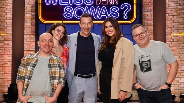 Bild: ARD/Morris Mac Matzen Moderator Kai Pflaume und seine Rateteam-Kapitäne Bernhard Hoëcker und Elton begrüßen in dieser Sendung die Schauspielerin und Model Simone Kowalski und das Model Vivien Blotzki.