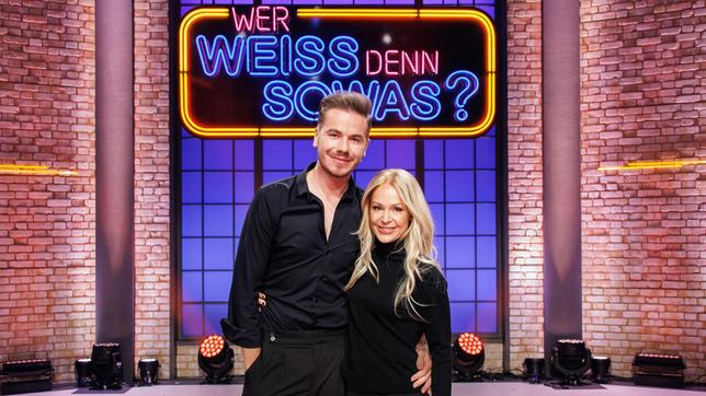 Bild: ARD/Morris Mac Matzen Moderator Kai Pflaume und seine Rateteam-Kapitäne Bernhard Hoëcker und Elton begrüßen in dieser Sendung die Schlagersängerin Michelle und den Schlagersänger und Trompeter Eric Philippi