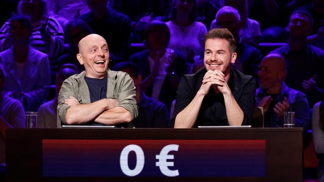 Bild: ARD/Morris Mac Matzen Moderator Kai Pflaume und seine Rateteam-Kapitäne Bernhard Hoëcker und Elton begrüßen in dieser Sendung die Schlagersängerin Michelle und den Schlagersänger und Trompeter Eric Philippi