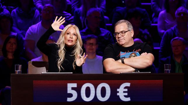Bild: ARD/Morris Mac Matzen Moderator Kai Pflaume und seine Rateteam-Kapitäne Bernhard Hoëcker und Elton begrüßen in dieser Sendung die Schlagersängerin Michelle und den Schlagersänger und Trompeter Eric Philippi