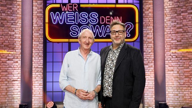 Bild: ARD/Morris Mac Matzen Moderator Kai Pflaume und seine Rateteam-Kapitäne Bernhard Hoëcker und Elton begrüßen in dieser Sendung den Komiker Mike Krüger und den Comedian Paul Panzer.