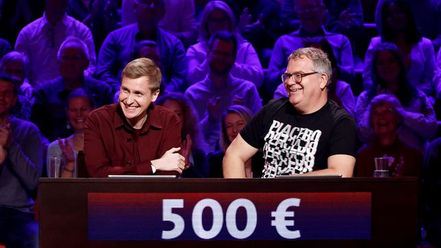 Bild: ARD/Morris Mac Matzen Moderator Kai Pflaume und seine Rateteam-Kapitäne Bernhard Hoëcker und Elton begrüßen in dieser Sendung den Satiriker, Fernsehmoderator und Journalisten Oliver Welke und den Stand-up-Comedian, Kabarettisten und Fernsehmoderator Till Reiners (l).