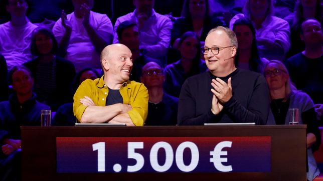 Bild: ARD/Morris Mac Matzen Moderator Kai Pflaume und seine Rateteam-Kapitäne Bernhard Hoëcker und Elton begrüßen in dieser Sendung den Satiriker, Fernsehmoderator und Journalisten Oliver Welke und den Stand-up-Comedian, Kabarettisten und Fernsehmoderator Till Reiners.