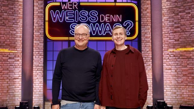 Bild: ARD/Morris Mac Matzen Moderator Kai Pflaume und seine Rateteam-Kapitäne Bernhard Hoëcker und Elton begrüßen in dieser Sendung den Satiriker, Fernsehmoderator und Journalisten Oliver Welke und den Stand-up-Comedian, Kabarettisten und Fernsehmoderator Till Reiners.