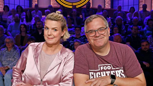 Bild: ARD/Morris Mac Matzen Moderator Kai Pflaume und seine Rateteam-Kapitäne Bernhard Hoëcker und Elton begrüßen in dieser Sendung Schauspielerin und Komikerin Mirja Regensburg und die Komikerin und Schauspielerin Mirja Boes.