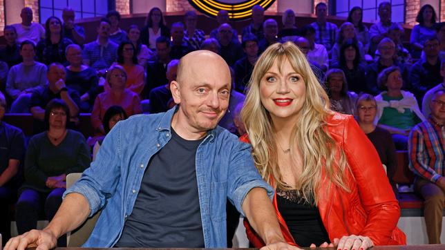 Bild: ARD/Morris Mac Matzen Moderator Kai Pflaume und seine Rateteam-Kapitäne Bernhard Hoëcker und Elton begrüßen in dieser Sendung Schauspielerin und Komikerin Mirja Regensburg und die Komikerin und Schauspielerin Mirja Boes.