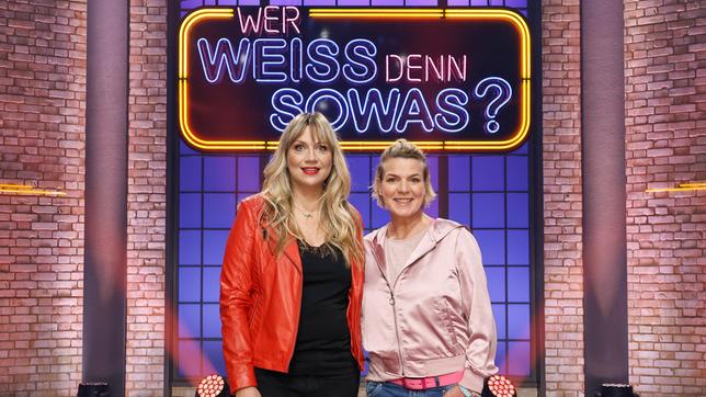 Bild: ARD/Morris Mac Matzen Moderator Kai Pflaume und seine Rateteam-Kapitäne Bernhard Hoëcker und Elton begrüßen in dieser Sendung Schauspielerin und Komikerin Mirja Regensburg und die Komikerin und Schauspielerin Mirja Boes.