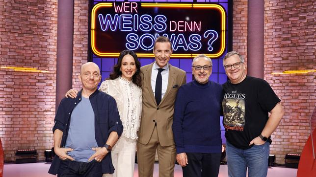 Moderator Kai Pflaume und seine Rateteam-Kapitäne Bernhard Hoëcker und Elton begrüßen in dieser Sendung die Schauspielerin und Fernsehmoderatorin Stephanie Stumph und ihren Vater, den Schauspieler und Kabarettist Wolfgang Stumph.