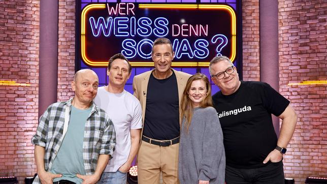 Moderator Kai Pflaume und seine Rateteam-Kapitäne Bernhard Hoëcker und Elton begrüßen in dieser Sendung den Schauspieler Patrick Kalupaund die Schauspielerin Josefine Preuß.