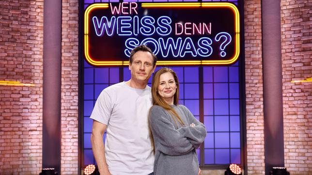 Bild: ARD/Morris Mac Matzen Moderator Kai Pflaume und seine Rateteam-Kapitäne Bernhard Hoëcker und Elton begrüßen in dieser Sendung den Schauspieler Patrick Kalupa und die Schauspielerin Josefine Preuß.
