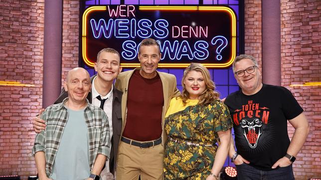 Moderator Kai Pflaume und seine Rateteam-Kapitäne Bernhard Hoëcker und Elton begrüßen in dieser Sendung den Sänger Gregor Hägele und die Sängerin und Songschreiberin Alina Wichmann.