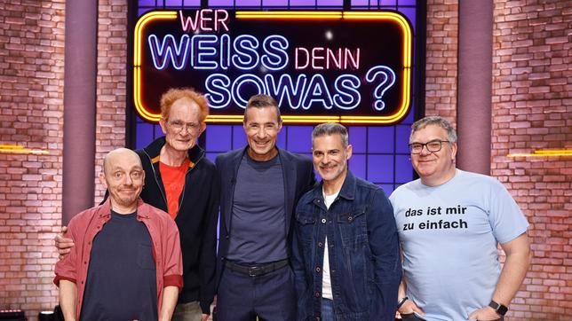 Moderator Kai Pflaume und seine Rateteam-Kapitäne Bernhard Hoëcker und Elton begrüßen in dieser Sendung den Musiker, Kabarettist und Autor Piet Klocke und den Schauspieler und Komiker Rick Kavanian.