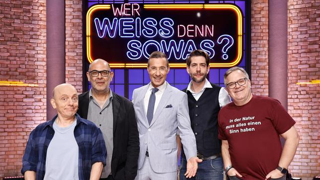 Moderator Kai Pflaume und seine Rateteam-Kapitäne Bernhard Hoëcker und Elton begrüßen in dieser Sendung den Kabarettist, Komiker, Musiker, Schauspieler, TV-Moderator und Buchautor Johannes „Hannes“ Ringlstetter und den Kabarettist Claus von Wagner.