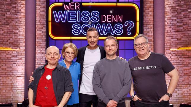 Bild: ARD/Morris Mac Matzen Moderator Kai Pflaume und seine Rateteam-Kapitäne Bernhard Hoëcker und Elton begrüßen in dieser Sendung die Schauspielerin Mariele Millowitsch und den Schauspieler Hinnerk Schönemann.