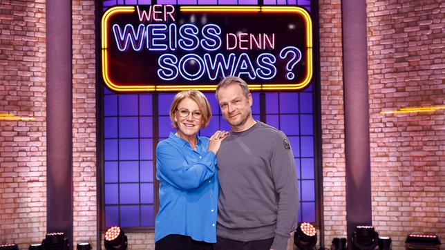 Bild: ARD/Morris Mac Matzen Moderator Kai Pflaume und seine Rateteam-Kapitäne Bernhard Hoëcker und Elton begrüßen in dieser Sendung die Schauspielerin Mariele Millowitsch und den Schauspieler Hinnerk Schönemann.