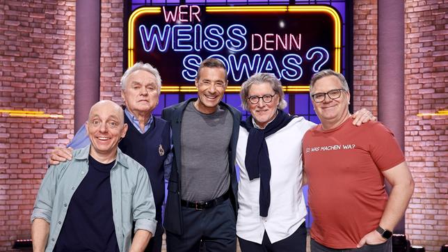 Moderator Kai Pflaume und seine Rateteam-Kapitäne Bernhard Hoëcker und Elton begrüßen in dieser Sendung den ehemaligen Fußballtorhüter und Torwarttrainer Sepp Maier und den ehemaligen Torhüter Toni Schumacher.
