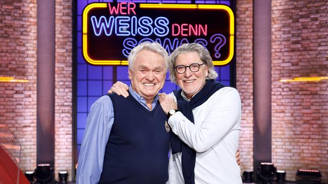 Bild: ARD/Morris Mac Matzen Moderator Kai Pflaume und seine Rateteam-Kapitäne Bernhard Hoëcker und Elton begrüßen in dieser Sendung den ehemaligen Fußballtorhüter und Torwarttrainer Sepp Maier und den ehemaligen Torhüter Toni Schumacher.