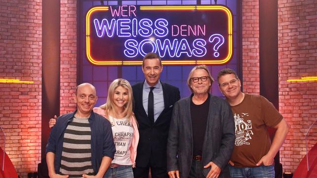 Bild: ARD/Morris Mac Matzen Moderator Kai Pflaume und seine Rateteam-Kapitäne Bernhard Hoëcker und Elton begrüßen in dieser Sendung die Sängerin Beatrice Egli und den Schauspieler Volker Lechtenbrink.