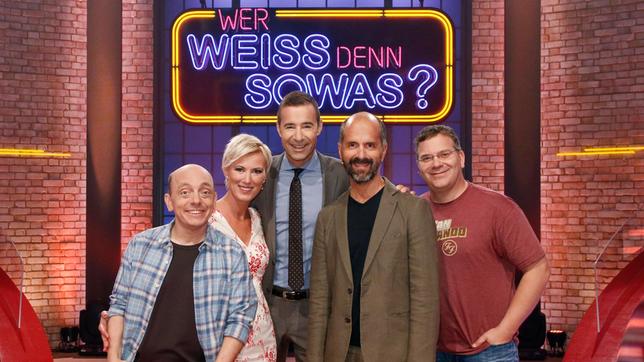 Bild: ARD/Morris Mac Matzen Moderator Kai Pflaume und seine Rateteam-Kapitäne Bernhard Hoëcker und Elton begrüßen in dieser Sendung die TV-Moderatorin Kamilla Senjo und den Schauspieler Christoph Maria Herbst.