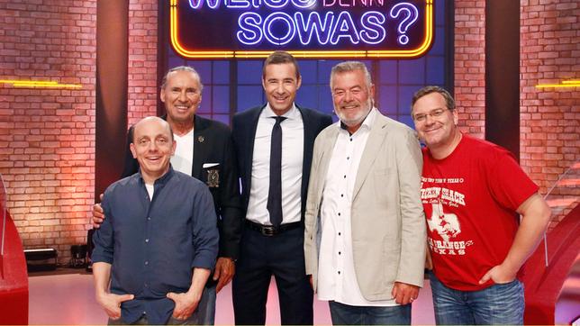 Bild: ARD/Morris Mac Matzen Moderator Kai Pflaume und seine Rateteam-Kapitäne Bernhard Hoëcker und Elton begrüßen in dieser Sendung den ehemaligen "Glücksrad"-Moderator Peter Bond und den ehemaligen "Der Preis ist Heiss"-Moderator Harry Wijnvoord.