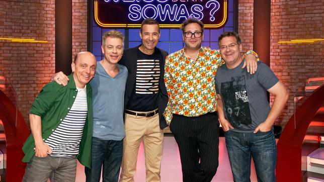 Bild: ARD/Morris Mac Matzen Moderator Kai Pflaume und seine Rateteam-Kapitäne Bernhard Hoëcker und Elton begrüßen in dieser Sendung die beiden Comedians Michael Mittermeier und Paul Panzer.