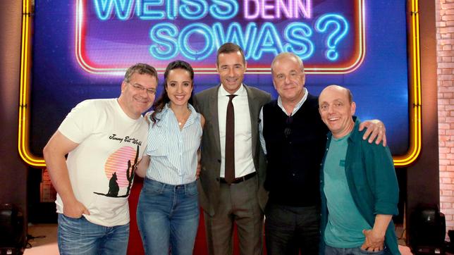 Bild: ARD/Morris Mac Matzen Moderator Kai Pflaume und seine Rateteam-Kapitäne Bernhard Hoëcker und Elton begrüßen in dieser Sendung, die Schauspielerin Stephanie Stumph und den TV-Moderator Hubertus Meyer-Burckhardt.