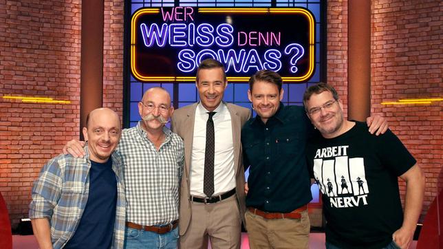 Bild: ARD/Morris Mac Matzen Moderator Kai Pflaume und seine Rateteam-Kapitäne Bernhard Hoëcker und Elton begrüßen in dieser Sendung, TV-Moderator Horst Lichter und den Comedian Max Giermann.