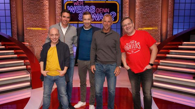 Bild: ARD/Morris Mac Matzen Moderator Kai Pflaume und seine Rateteam-Kapitäne Bernhard Hoëcker und Elton begrüßen in dieser Sendung, die beiden Tennislegenden Michael Stich und Thomas Muster.