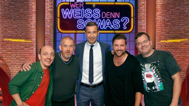 Bild: ARD/Morris Mac Matzen Moderator Kai Pflaume und seine Rateteam-Kapitäne Bernhard Hoëcker und Elton begrüßen in dieser Sendung, die beiden Schauspieler Dietmar Bär und Felix von Jascheroff.