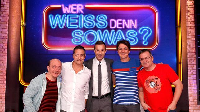 Bild: ARD/Morris Mac Matzen Moderator Kai Pflaume und seine Rateteam-Kapitäne Bernhard Hoëcker und Elton begrüßen in dieser Sendung, den Kabarettisten Dieter Nuhr und den Comedian Matze Knop.