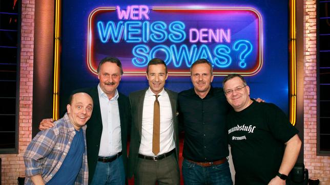 Bild: ARD/Morris Mac Matzen Moderator Kai Pflaume und seine Rateteam-Kapitäne Bernhard Hoëcker und Elton begrüßen in dieser Sendung den Fussballtrainer Peter Neururer und den Fussballspieler Dieter Harmann.