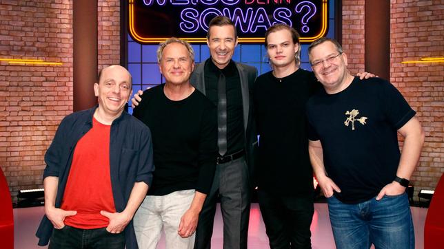 Bild: ARD/Morris Mac Matzen Moderator Kai Pflaume und seine Rateteam-Kapitäne Bernhard Hoëcker und Elton begrüßen in dieser Sendung die beiden Schauspieler Uwe Ochsenknecht und Wilson Gonzales Ochsenknecht.