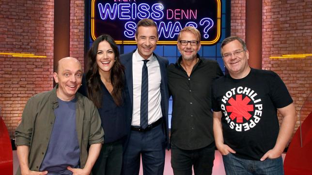 Bild: ARD/Morris Mac Matzen Moderator Kai Pflaume und seine Rateteam-Kapitäne Bernhard Hoëcker und Elton begrüßen in dieser Sendung das Schauspieler-Paar Bettina Zimmermann und Kai Wiesinger.