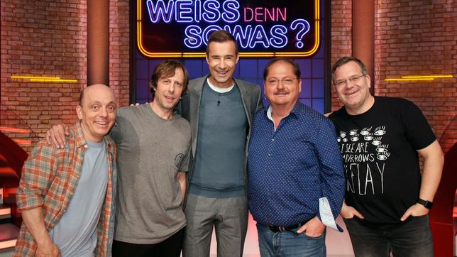 Bild: ARD/Morris Mac Matzen Moderator Kai Pflaume und seine Rateteam-Kapitäne Bernhard Hoëcker und Elton begrüßen in dieser Sendung, die beiden Schauspieler Jürgen Tarrach und Oliver Korittke.