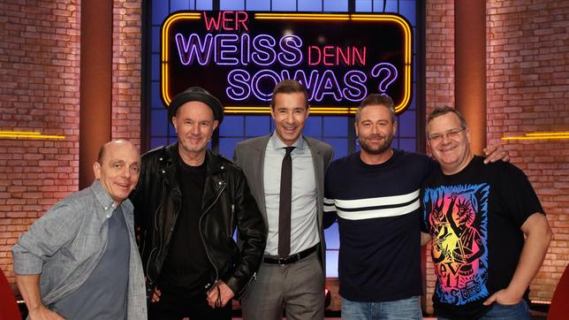 Bild: ARD/Morris Mac Matzen Moderator Kai Pflaume und seine Rateteam-Kapitäne Bernhard Hoëcker und Elton begrüßen in dieser Sendung die beiden Musiker Stefan Waggershausen und Sasha.