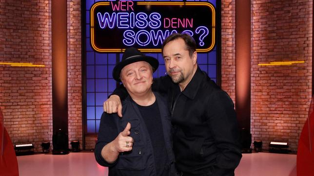 Bild: ARD/Morris Mac Matzen Moderator Kai Pflaume und seine Rateteam-Kapitäne Bernhard Hoëcker und Elton begrüßen in dieser Sendung die beiden Schauspieler und 'Tatort'-Hauptdarsteller Axel Prahl und Jan Josef Liefers.